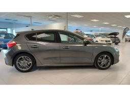 
										Ford Focus ST-Line Ecoboost full									