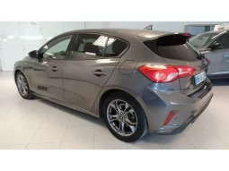 
										Ford Focus ST-Line Ecoboost full									