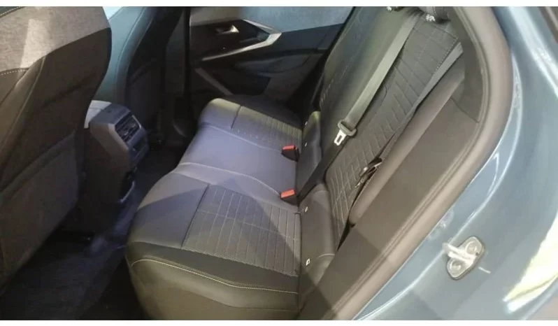 
								Peugeot E-3008 Allure full									