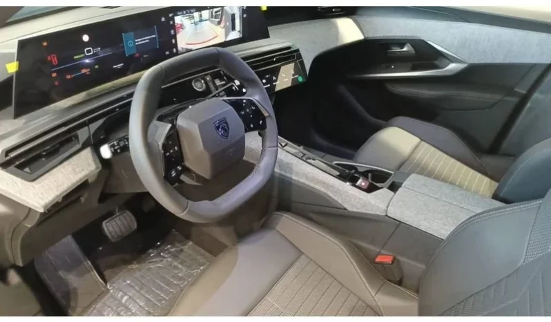 
								Peugeot E-3008 Allure full									