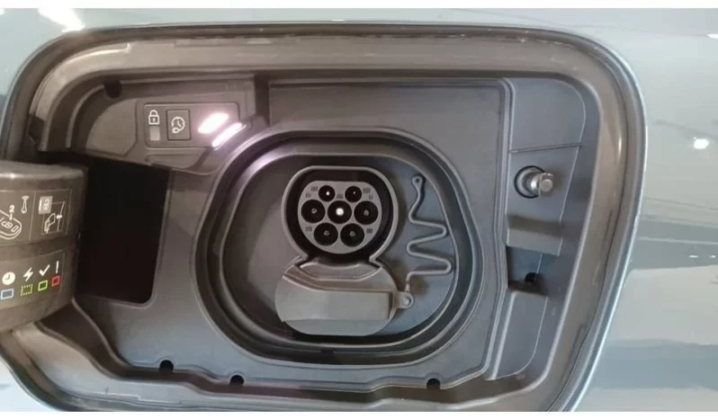 
								Peugeot E-3008 Allure full									